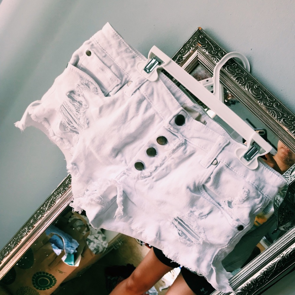 WHITE RIPPED SHORTS